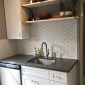Backsplash in kitchen with light gray grout 